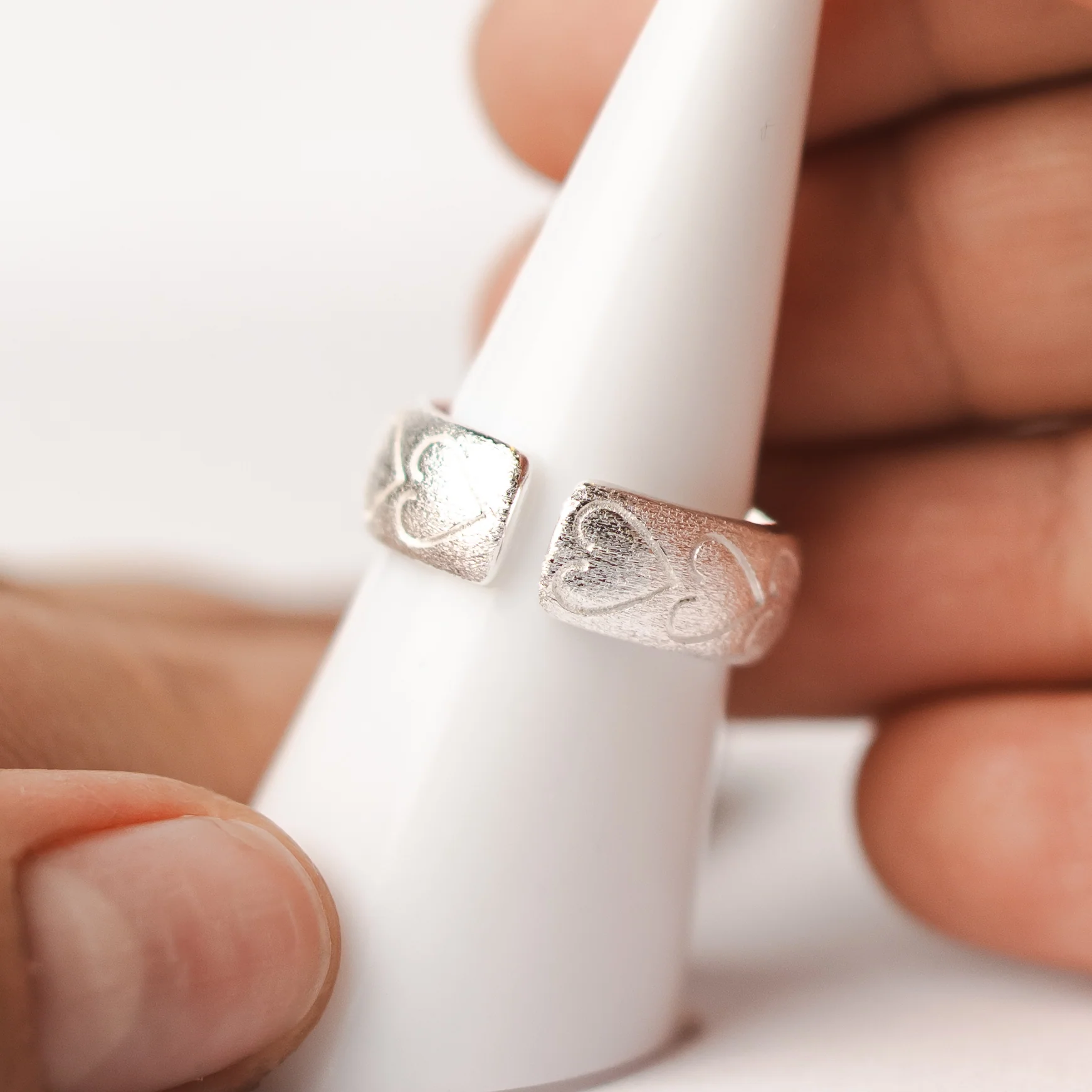 Anillo ajustable corazones satinados - Image 3