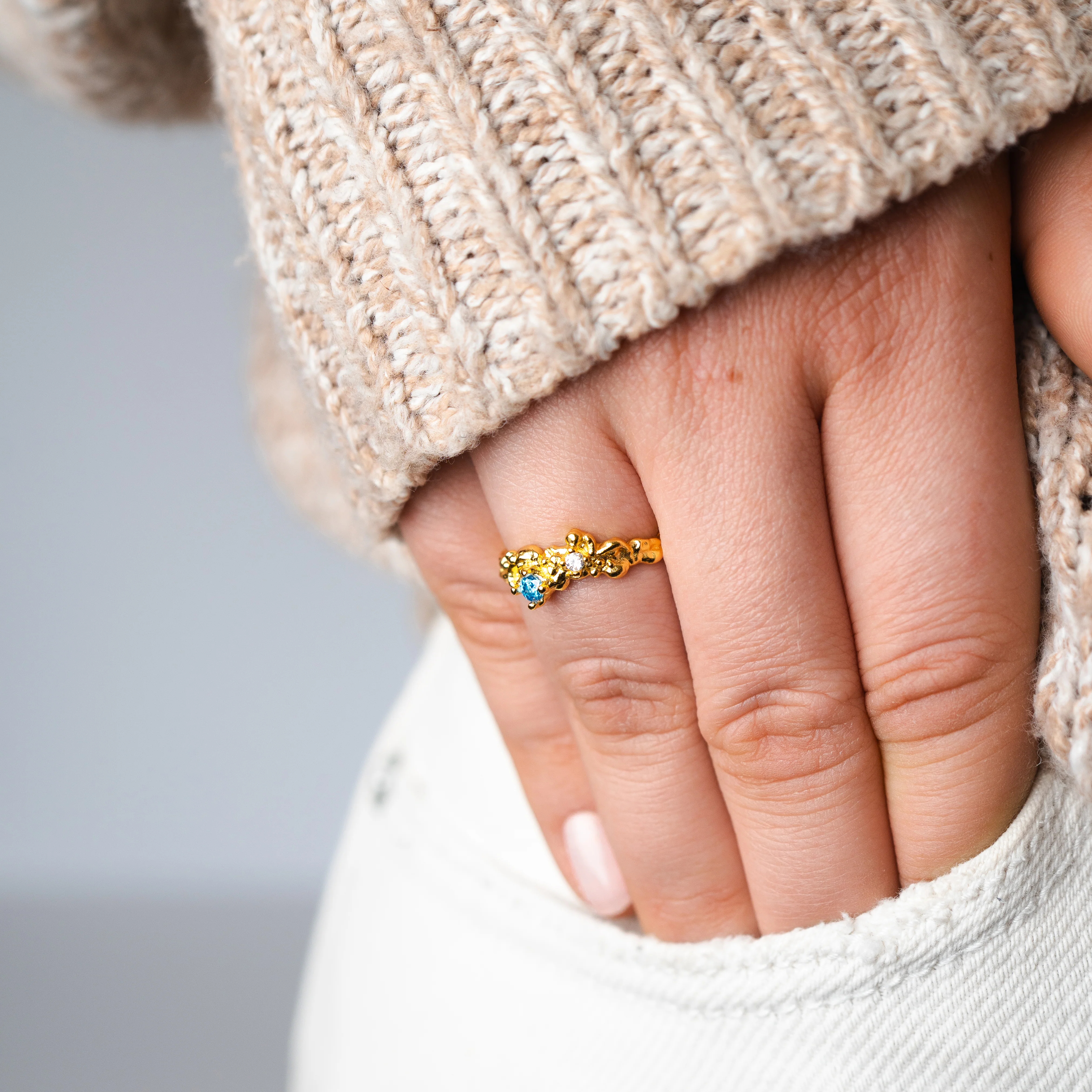 Anillo ajustable martillado circón azul bañado en oro - Image 4