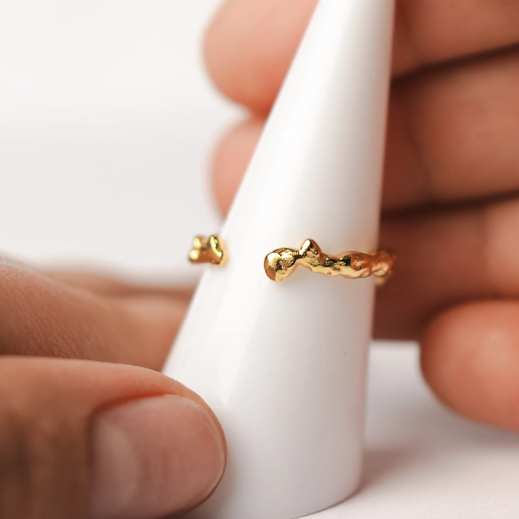 Anillo ajustable martillado circón champaña bañado en oro - Image 3