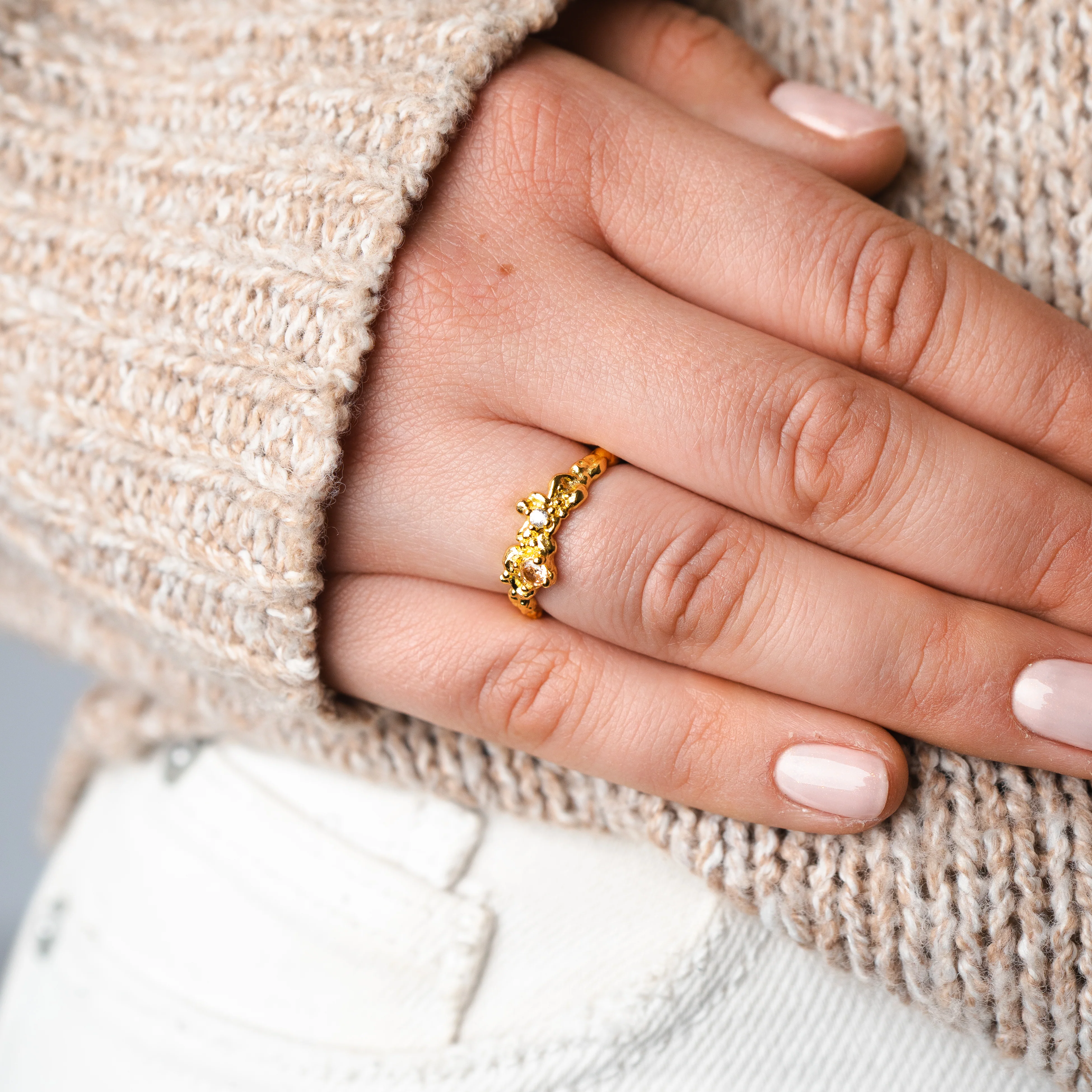 Anillo ajustable martillado circón champaña bañado en oro - Image 4