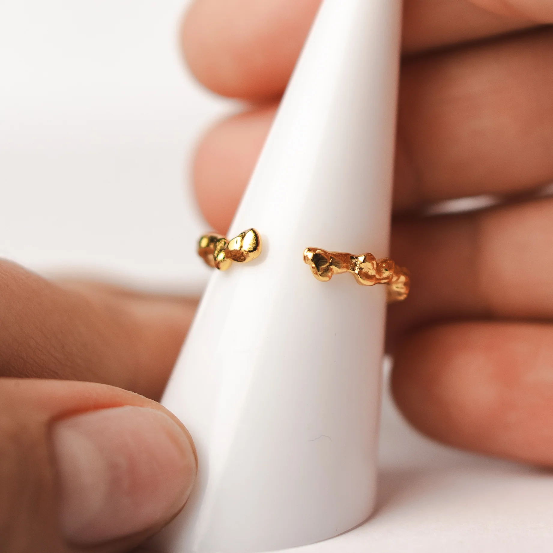 Anillo ajustable martillado circón azul bañado en oro - Image 3