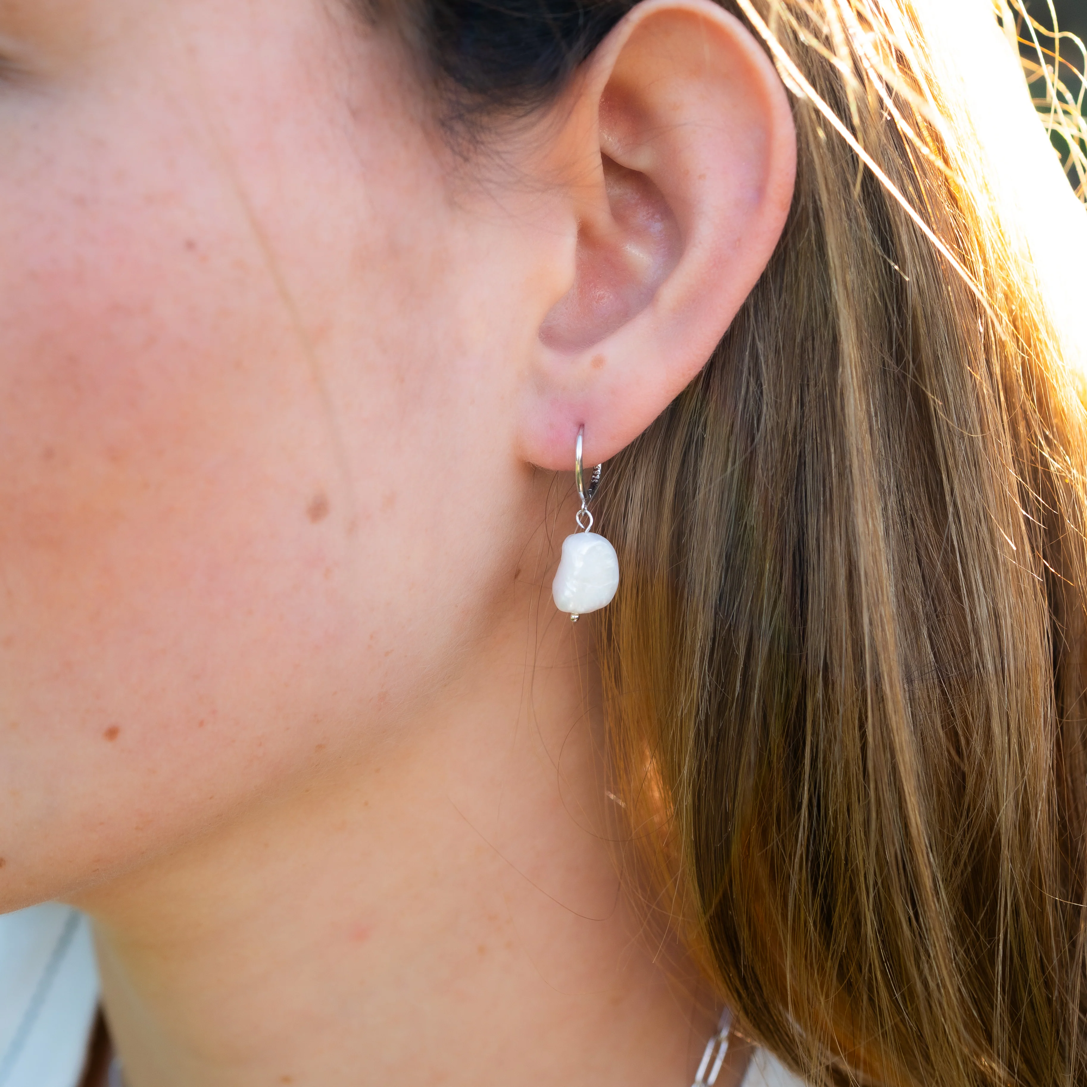 Aros argolla huggie perla - Image 3