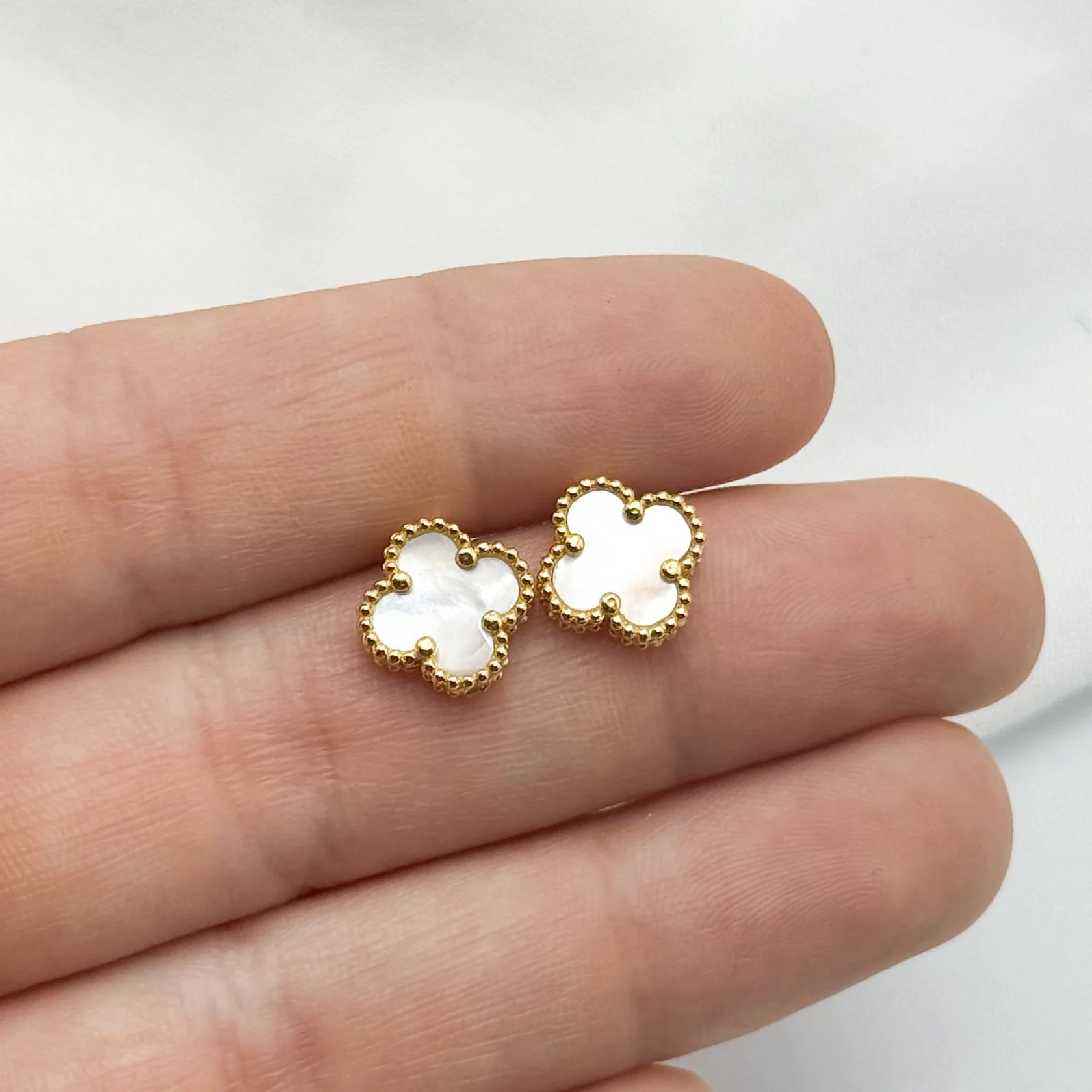 Aros pegados trébol blanco bañado en oro - Image 3